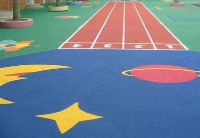 幼兒園室外塑膠地面施工注意事項(xiàng)和塑膠場地做法是什么？